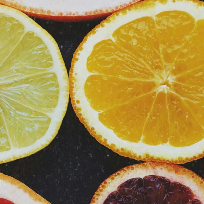 Quadro Moderno Agrumi A Fette Con Arance Limoni E Pompelmi Su Sfondo Nero foo1 quadro stampato su tela