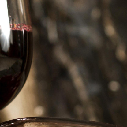 Quadro Moderno Calice Di Vino Rosso Accanto A Un Camino foo15 quadro stampato su tela