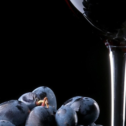 Quadro Moderno Calice Di Vino Rosso Con Grappolo D'Uva Su Sfondo Nero foo16 quadro stampato su tela