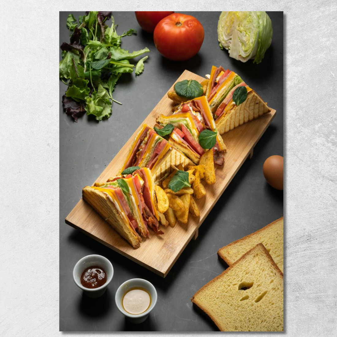 Quadro Moderno Club Sandwich Con Patatine Su Tagliere Di Legno E Ingredienti Freschi foo29 quadro stampato su tela
