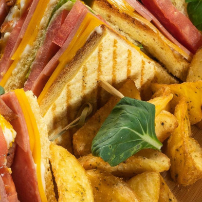 Quadro Moderno Club Sandwich Con Patatine Su Tagliere Di Legno E Ingredienti Freschi foo29 quadro stampato su tela