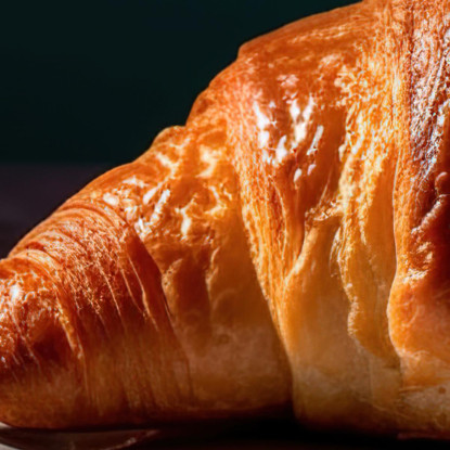 Quadro Moderno Colazione Con Croissant E Succo D'Arancia Su Tavolo Scuro foo32 quadro stampato su tela