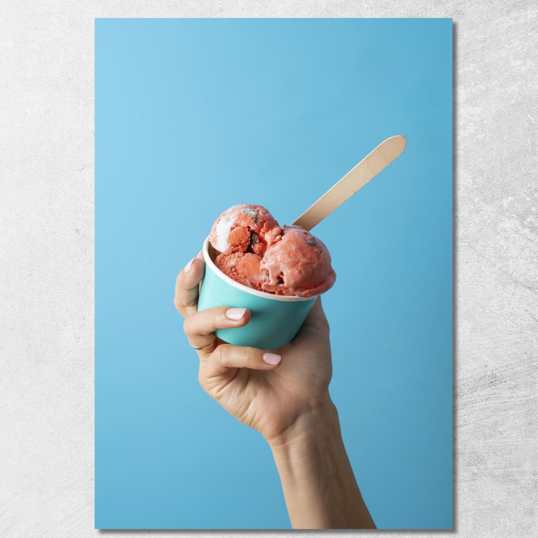 Quadro Moderno Coppetta Di Gelato Alla Fragola Tenuta In Mano Su Sfondo Azzurro foo39 quadro stampato su tela