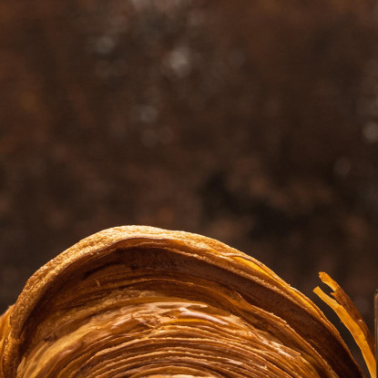 Quadro Moderno Croissant Sfogliati Con Tazza Di Caffè Fumante foo45 quadro stampato su tela