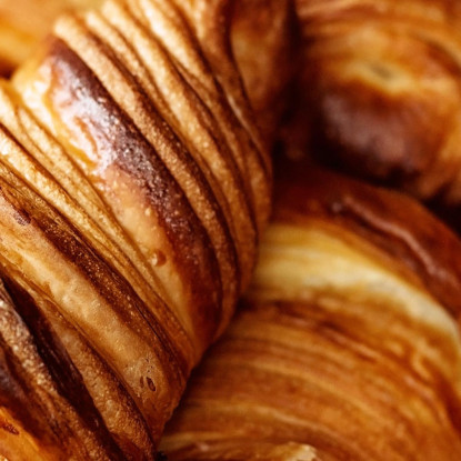 Quadro Moderno Croissant Sfogliati Su Piatto Di Legno Rustico foo46 quadro stampato su tela