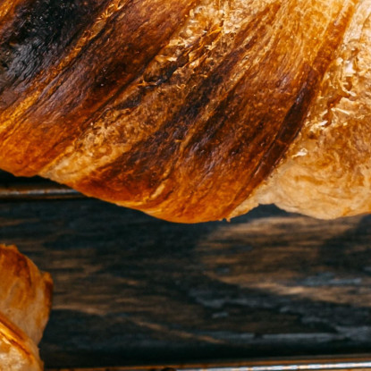 Quadro Moderno Croissants Dorati Su Griglia Di Raffreddamento foo47 quadro stampato su tela