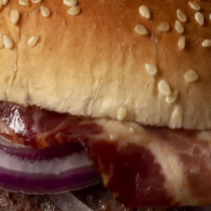 Quadro Moderno Hamburger Gourmet Con Bacon Cipolla E Insalata Su Sfondo Scuro foo64 quadro stampato su tela