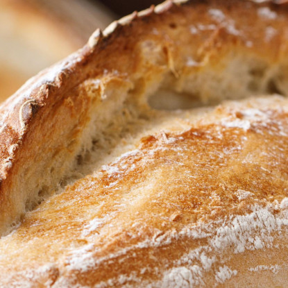 Quadro Moderno Pagnotta Di Pane Rustico Con Crosta Croccante Su Tagliere Di Legno foo85 quadro stampato su tela