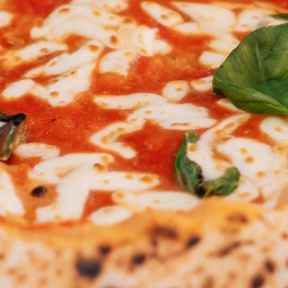 Quadro Moderno Pizza Napoletana Appena Sfornata Con Basilico Fresco E Mozzarella Filante foo95 quadro stampato su tela