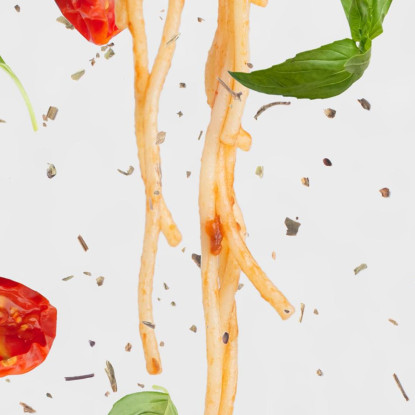 Quadro Moderno Spaghetti Con Pomodoro E Basilico Su Sfondo Grigio Minimalista foo103 quadro stampato su tela