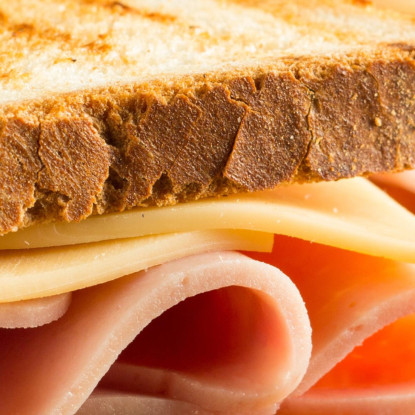 Quadro Moderno Toast Con Prosciutto Formaggio E Lattuga Su Tagliere Di Legno foo116 quadro stampato su tela