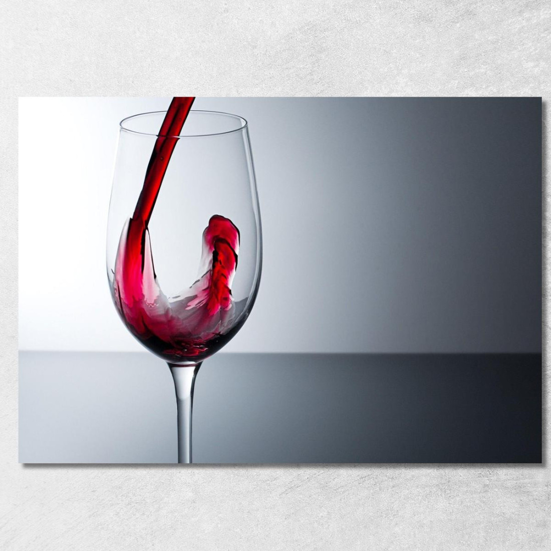 Quadro Moderno Vino Rosso Che Viene Versato In Un Bicchiere Su Sfondo Chiaro foo120 quadro stampato su tela