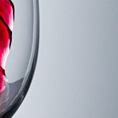 Quadro Moderno Vino Rosso Che Viene Versato In Un Bicchiere Su Sfondo Chiaro foo120 quadro stampato su tela