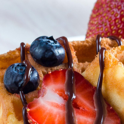 Quadro Moderno Waffle Dorati Con Fragole Cioccolato E Miele Serviti Con Caffè foo126 quadro stampato su tela